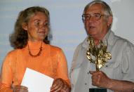 член Большого жюри конкурса Н. Н. Обозов вручает награду победительнике - автору лучшего проекта 2010 года в психологической практике Ю. Н. Бабиной (г. Кунгур)