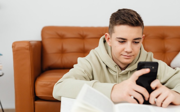 Мотивы использования соцсетей, факторы онлайн-риска и психологическое благополучие подростков