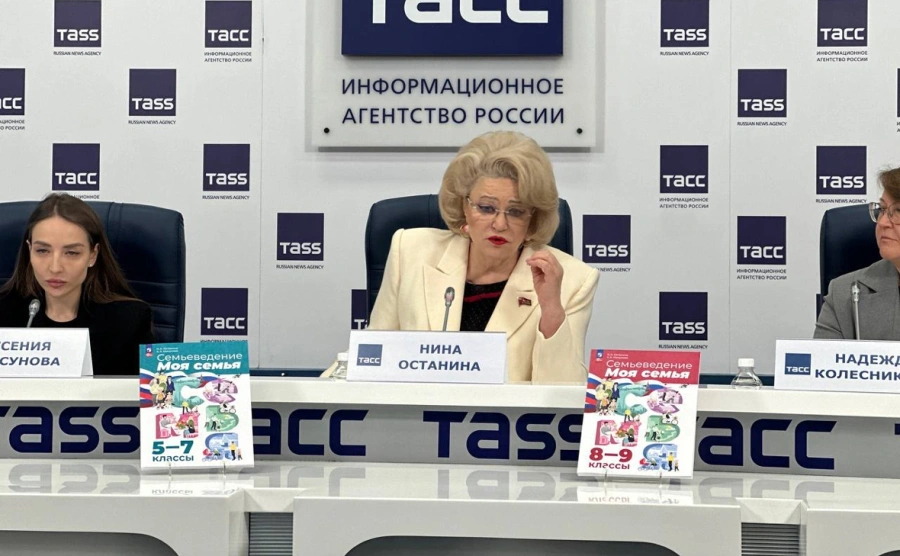 Семьеведение: депутат Н.Останина написала учебник для школ совместно с родологом