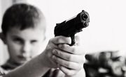 Оружие и семья: запрещать или учить?